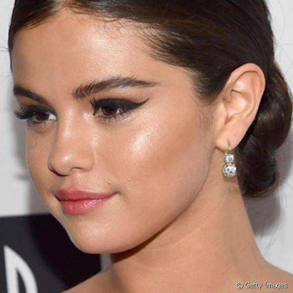 Selena Gomez escolheu um longo e fino tra?o de delineador preto para comparecer ? uma exibi??o de seu novo filme 